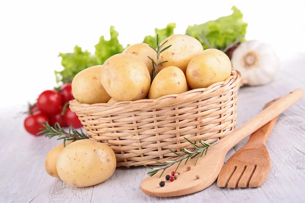 Rauwe aardappel en ingrediënt — Stockfoto