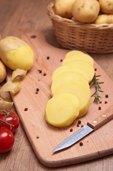 Rauwe aardappel aan boord — Stockfoto
