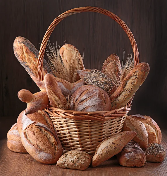 Assortimento di pane, prodotti da forno — Foto Stock
