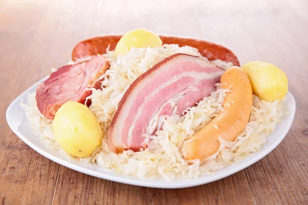 Choucroute et saucisse — Photo