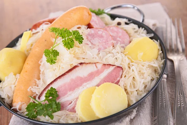 Sauerkraut y salchicha —  Fotos de Stock