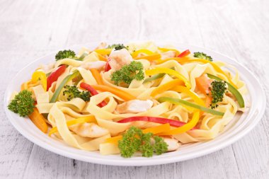Tagliatelle mantarlı tavuk ve sebze