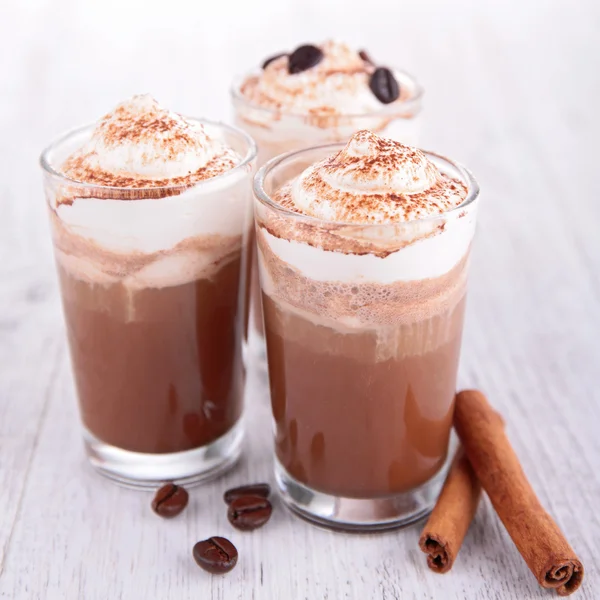 Kaffee oder Schokolade mit Sahne — Stockfoto