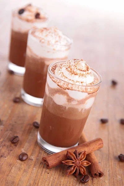 Kaffee oder Schokolade mit Sahne — Stockfoto