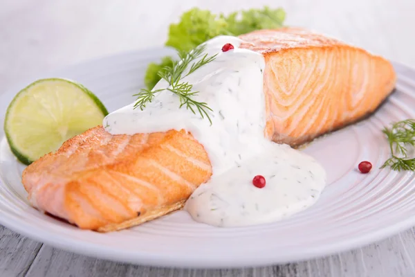 Salmone con panna e aneto — Foto Stock