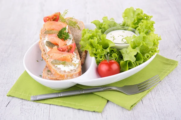 Brood toast met zalm en salade — Stockfoto