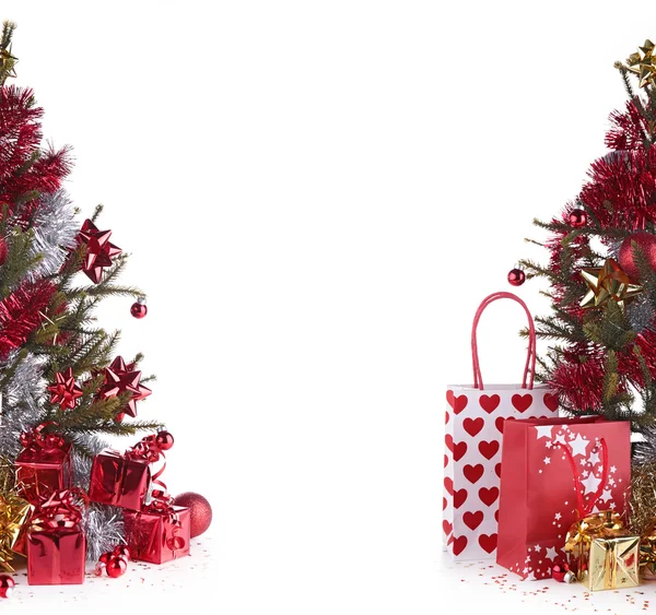 Zdobené vánoční stromeček a dárky — Stock fotografie