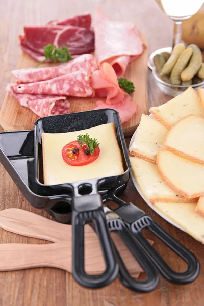 Queijo e carnes de raclette — Fotografia de Stock