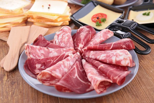 Teller mit Fleisch, Raclette — Stockfoto