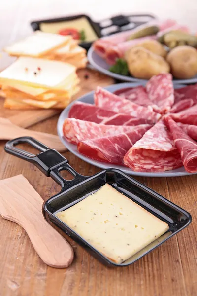 Raclette kaas en vleeswaren — Stockfoto