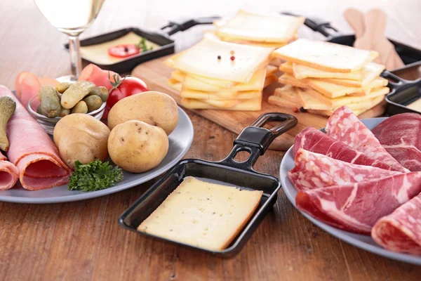 Raclette ser i mięso — Zdjęcie stockowe