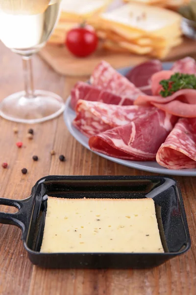 Raclette op hout achtergrond — Stockfoto