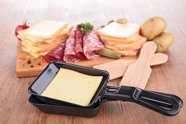 Raclette на тлі деревини — стокове фото