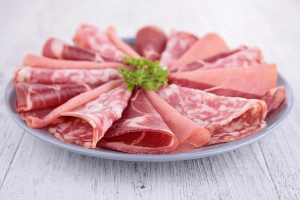 Plaat van bacon en salami — Stockfoto