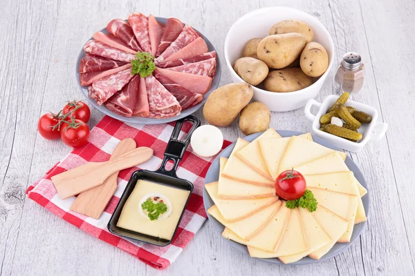 乳酪马铃薯和成分raclette och ingredienser — Stockfoto