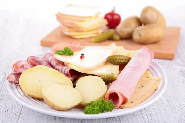 Plaat met kaas, ham, aardappel — Stockfoto