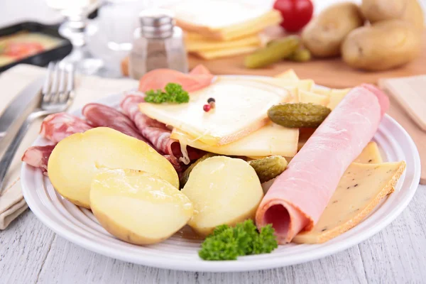 Deska s sýr, šunka, brambor — Stock fotografie