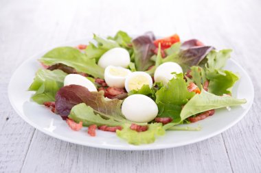 yumurta ve jambon salatası