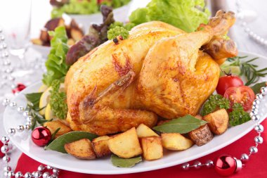 Kızarmış tavuk ve sebze.