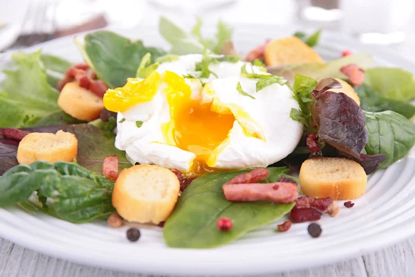 Salada com ovo, crouton e bacon — Fotografia de Stock