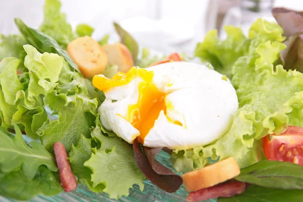 Салат с яйцом, гренками и беконом — стоковое фото