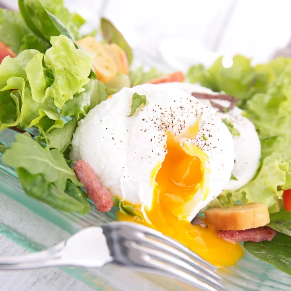Пашотне яйце і салат — стокове фото