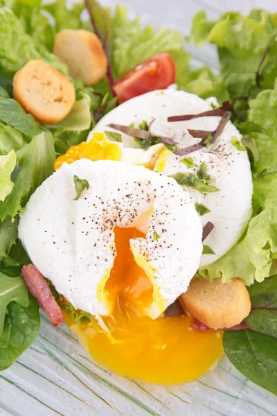 Poached egg and salad — Stock Photo, Image