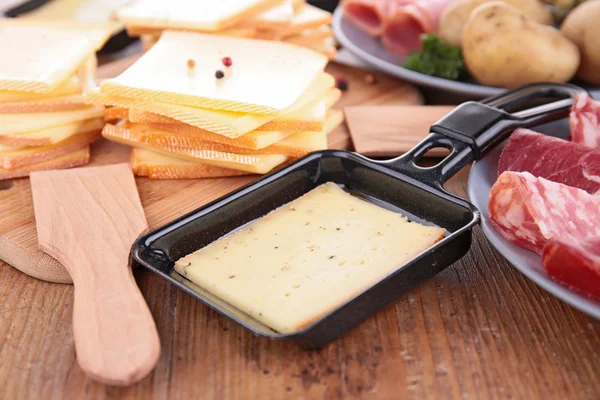 Raclette peynir ve madde — Stok fotoğraf