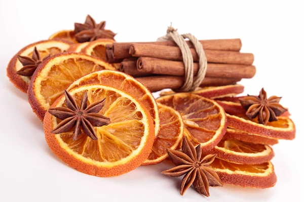 シナモン、アニス、乾燥されたオレンジ — ストック写真