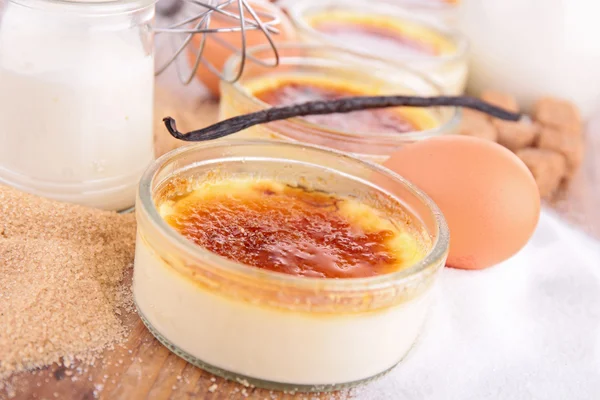 Crème brûlée och ingrediens — Stockfoto