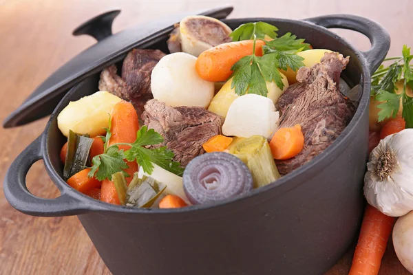 Estofado de carne y verduras —  Fotos de Stock