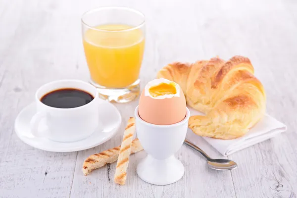 Huevo, café y croissant —  Fotos de Stock