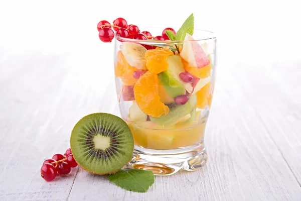 Ensalada de frutas en kiwi bowl —  Fotos de Stock