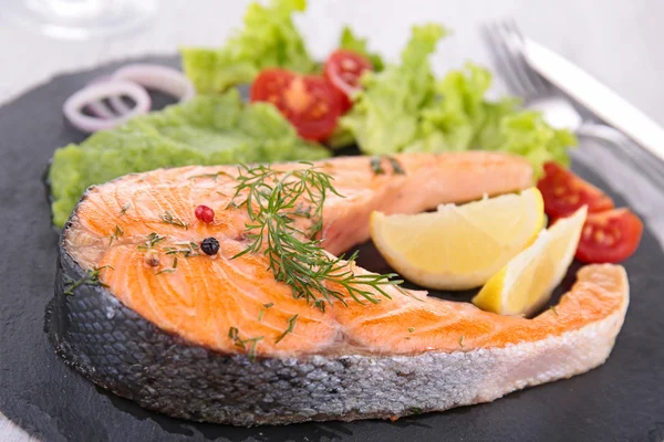 Bistecca di salmone alla griglia — Foto Stock