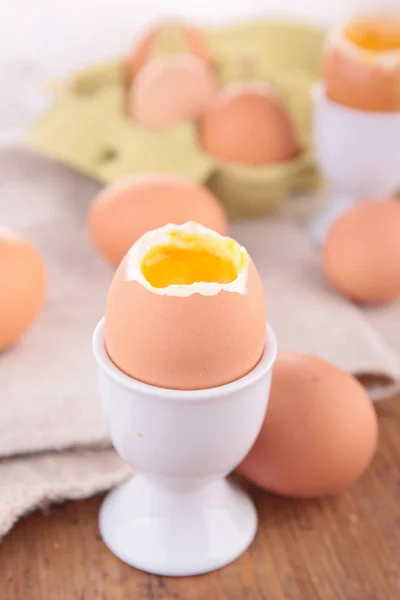Мягкое вареное яйцо — стоковое фото