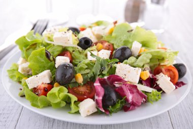 Peynirli sebze salatası