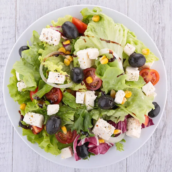 Salada de legumes com queijo — Fotografia de Stock