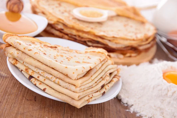 Pannenkoeken met ingrediënten — Stockfoto