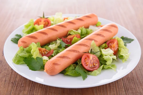 Salsicha e salada — Fotografia de Stock