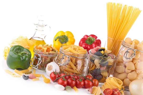 Sortiment av pasta och ingredienser — Stockfoto