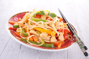 Kızarmış erişte ve sebze