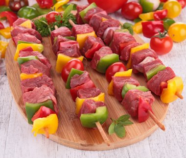 ruwe rundvlees spiesjes