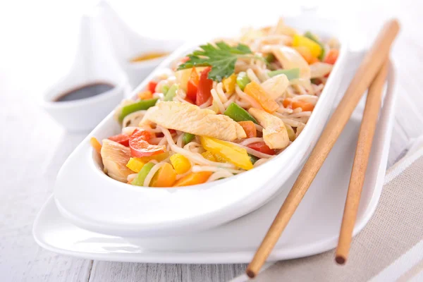 Fried noodles and vegetables — Stock Photo, Image