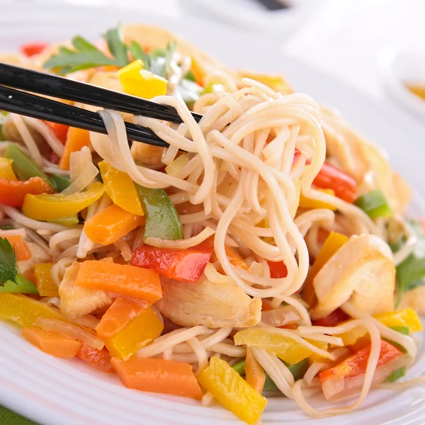 Fried noodles and vegetables — Stock Photo, Image