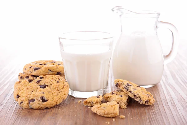 Biscotti e latte — Foto Stock