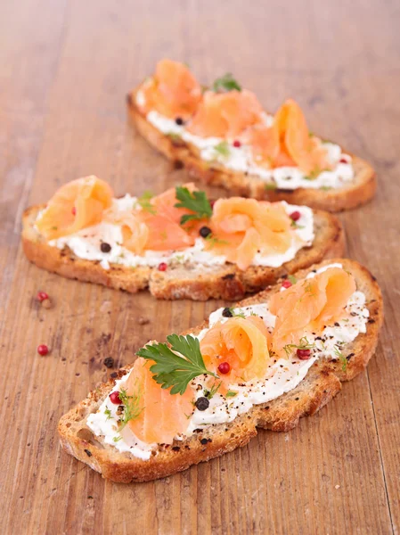 Bread and salmon — Stock Photo, Image