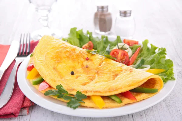 Omelette and vegetables — Stock Photo, Image