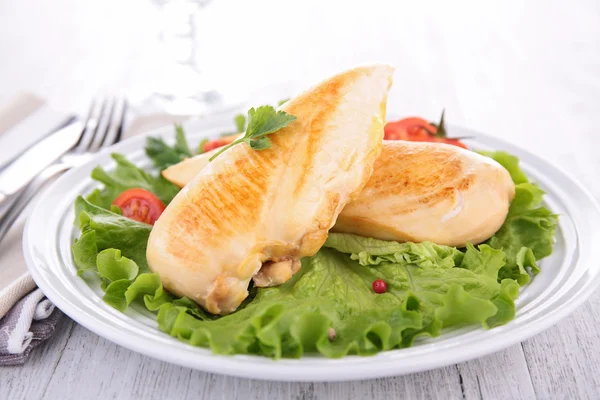 Gegrilltes Hühnerfilet mit Salat — Stockfoto