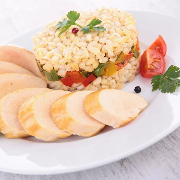 Peito de frango grelhado com legumes — Fotografia de Stock