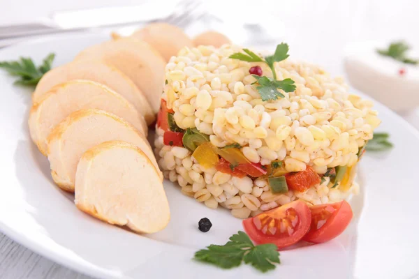 Peito de frango grelhado com legumes — Fotografia de Stock